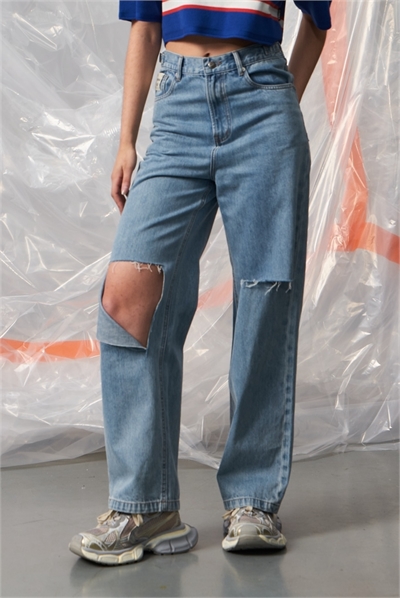 {{productViewItem.photos[photoViewList.activeNavIndex].Alt || productViewItem.photos[photoViewList.activeNavIndex].Description || 'Брюки PATCHDENIM'}}