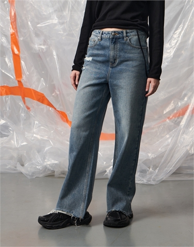 {{productViewItem.photos[photoViewList.activeNavIndex].Alt || productViewItem.photos[photoViewList.activeNavIndex].Description || 'Брюки JEANS W'}}