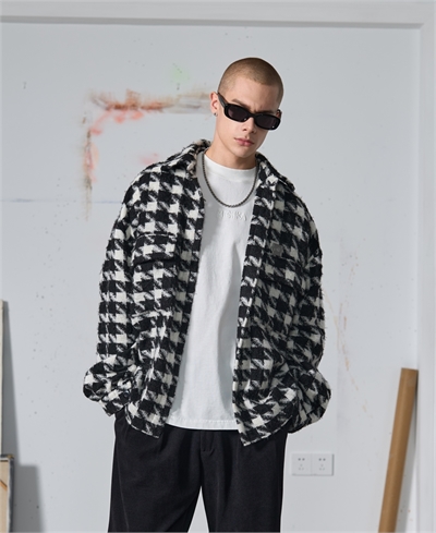 {{productViewItem.photos[photoViewList.activeNavIndex].Alt || productViewItem.photos[photoViewList.activeNavIndex].Description || 'Рубашка MONOGRAM'}}